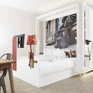 qbic-hotel-london-city.cambridgehotelsuk.com/